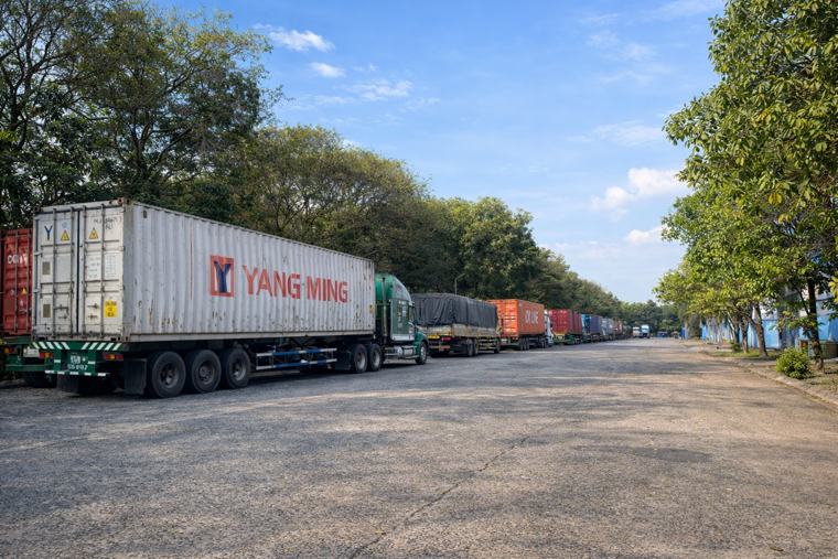 Xe container chờ làm hàng trong khuôn viên