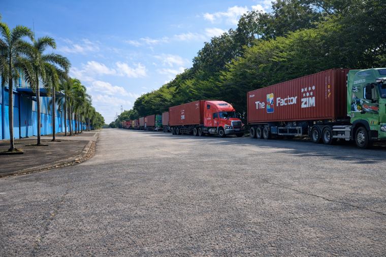Bãi đỗ xe trong khuôn viên