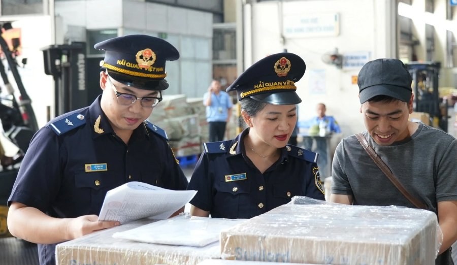 Ảnh minh họa: công chức hải quan kiểm tra thực tế hàng hóa