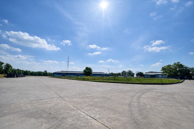 Khu vực sân bãi trong khuôn viên