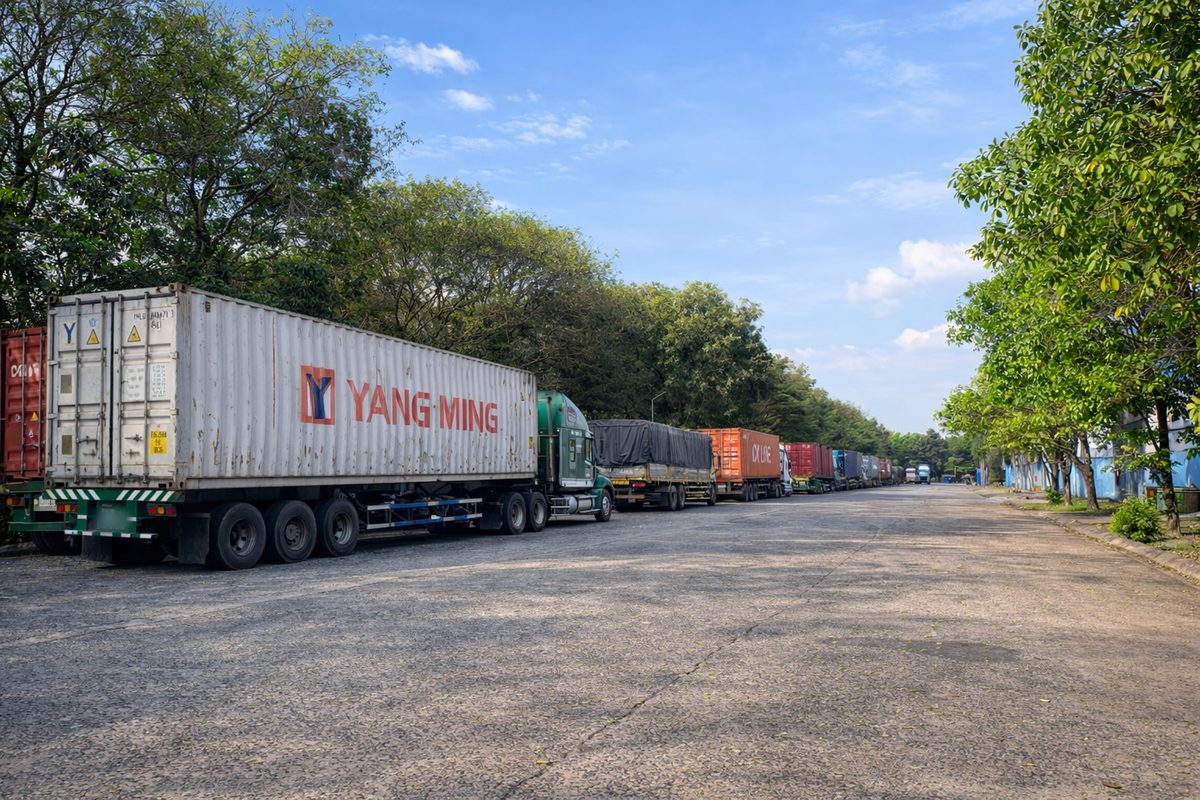 Bãi đỗ xe container rợp bóng cây xanh trong khuôn viên ICD Đồng Nai