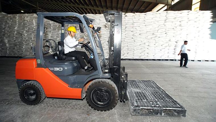 Xe nâng phục vụ xếp dỡ hàng hóa trong kho